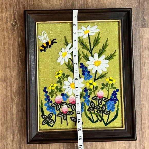 Vintage Framed Embroidery Crewel Art Floral Garden Bee Cottage Daisies - Picture 5 of 9